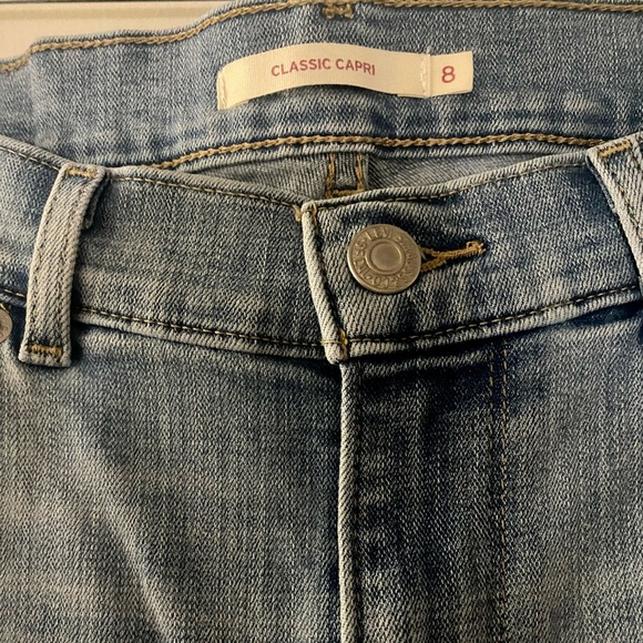 Levi's // Classic Capri Jean (8 - Light Wash) - Picture 2 of 6